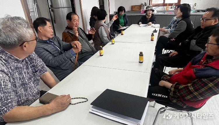 괴산군 감물면 거문마을에서 주민들이 아름다운 마을길 만들기 프로그램 운영 회의를 하고 있다