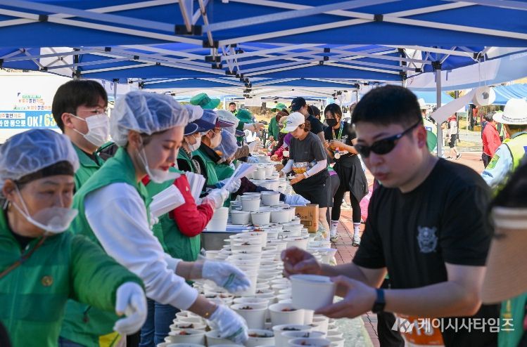 영주시 새마을회가 1만명 분 국수나눔을 하고 있다.
