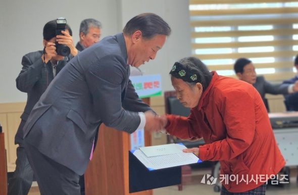 - 이희숙 씨가 효우대상을 수상하고 있다.