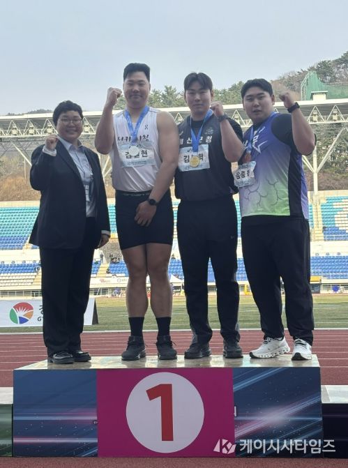 김동혁 선수(왼쪽에서 세번째)