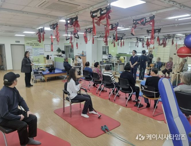 6일 단원보건소 3층 물리치료실에서 장애인 대상 '나선안정화 재활(SPS) 프로그램'을 진행하고 있다.