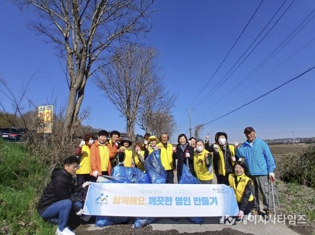 신운교차로 일대에서 도로변과 화단의 생활 쓰레기 및 방치 폐기물을 수거하는 환경 정화 활동을 펼치고 있다.
