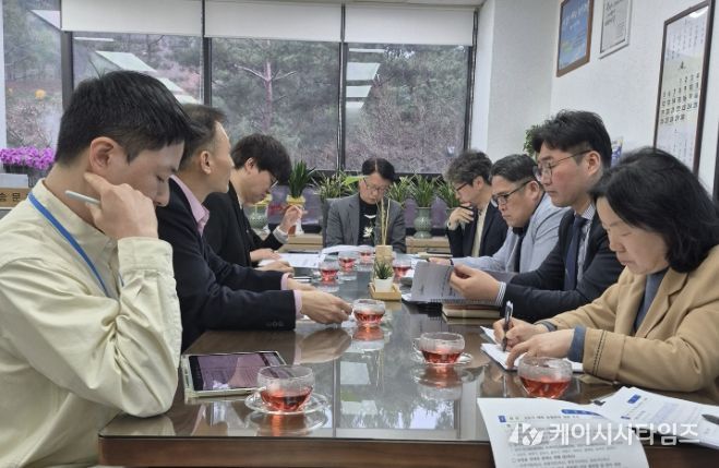 송문호 기획조정실장 주재로 열린 비상대책회의에서 민생 안전 대책을 검토하고 있다