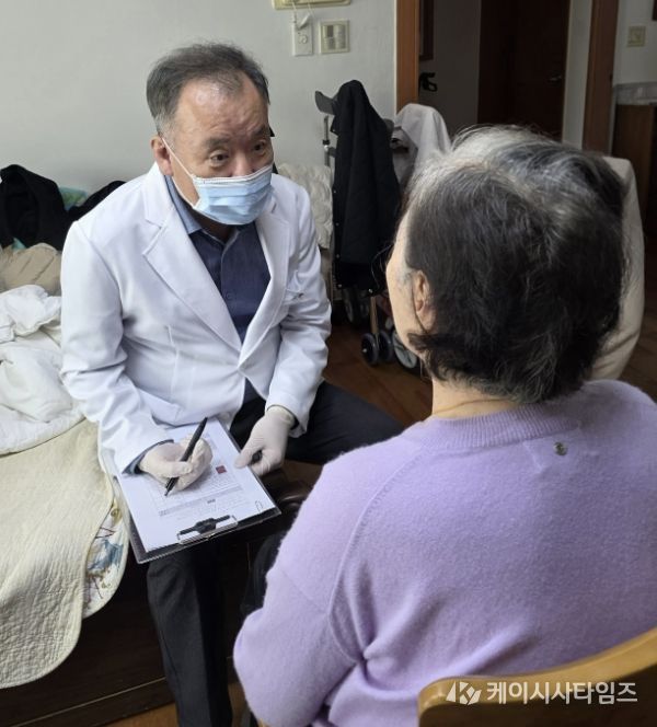 용인특례시 수지구보건소에서 거동이 어려운 어르신을 대상으로 방문관리하고 있다