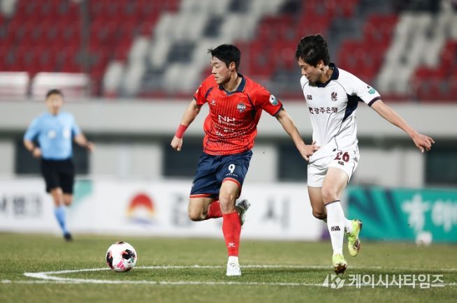 3월 17일 광주전 홈경기에서 김천상무 이건희가 K리그 통산 100경기 출전을 달성했다.