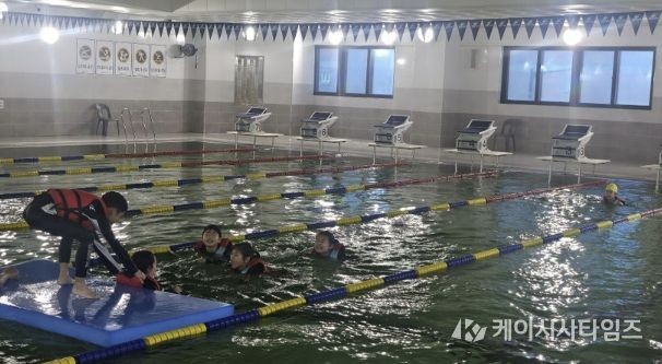 프로그램 참여 아동들이 구명조끼와 대형매트를 이용해 부력체험을 하고 있다.