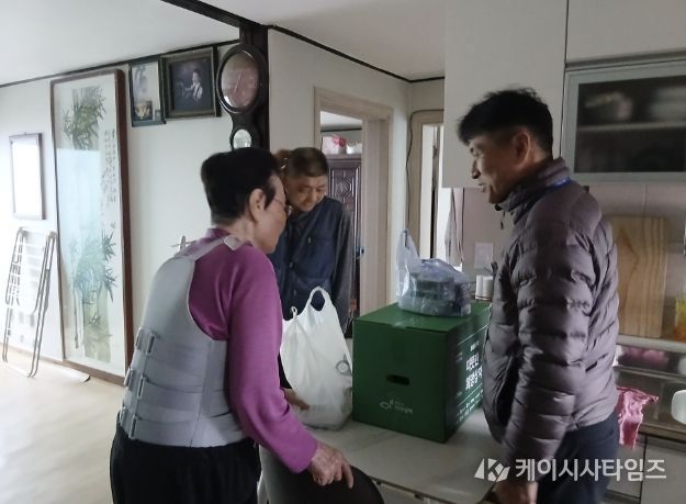 영인면 행복키움추진단원이 어르신 가정을 방문해 후원받은 황태국과 반찬 꾸러미를 전달하고 있다.