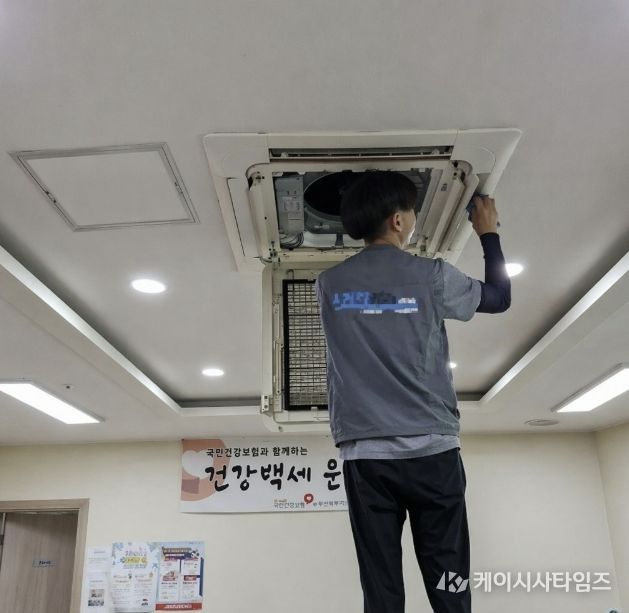 “여름 더위잡는다” 수원시 권선구, 경로당(무더위쉼터) 냉방기 점검·청소 실시