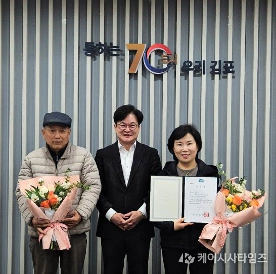 김병수 시장이 이수증 수여 후 기념촬영을 하고 있다.