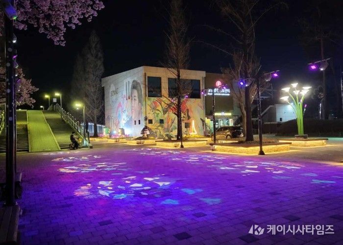 고양관광정보센터 인근 보랏빛 조명