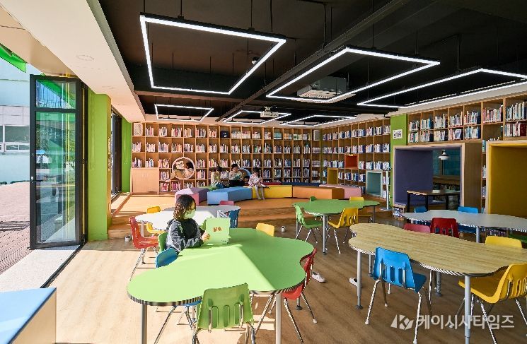 밀주초 내외부 개방형 도서관에서 자유로운 휴식, 독서 모습