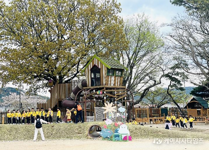상북유치원 원아들이 10일 큰나무놀이터에서 지역사회연계 특별체험을 하고 있다.