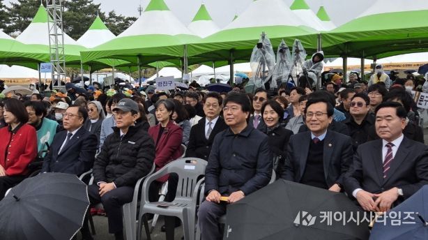 강석주 의원(오른쪽에서 두 번째)이 행사에 참석하고 있다.