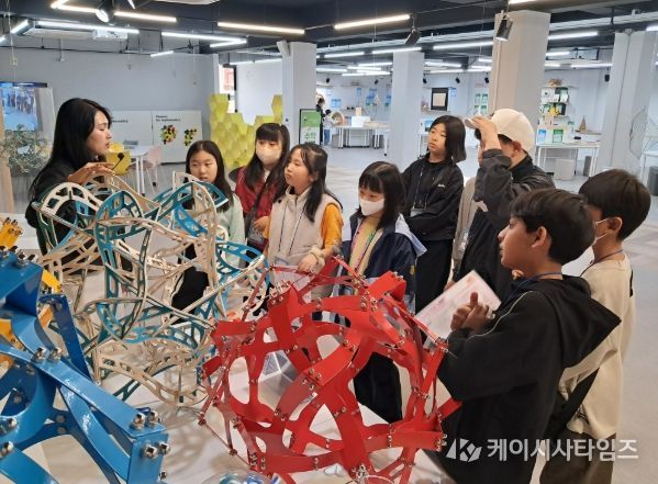 울산 북구 가족센터 소속 이주배경 학생들이 11일 수학문화관에서 해설이 있는 수학여행 프로그램에 참여하고 있다