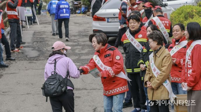과천시, 관악산 등산로 입구에서 산불 예방 홍보 펼쳐