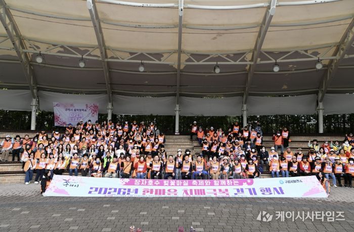 치매안심가맹점/치매극복선도단체 현판 전달 모습