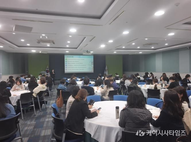 울산 지역 저경력 고등학교 교사들이 13일 외솔회의실에서 진학지도 역량 다지기 연수를 듣고있다