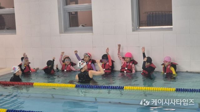 4월 14일 반디비 빙상장 수중운동실에서 열린 생존수영 교육 모습