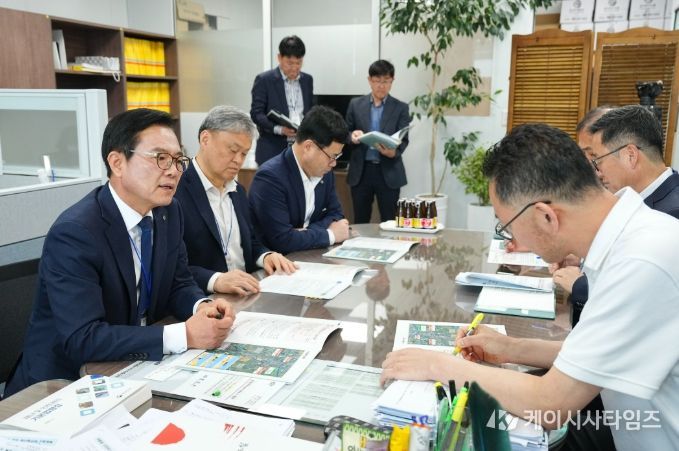 김석필 천안시장 권한대행 부시장이 14일 정부세종청사를 방문해 중앙부처 관계자에게 주요 현안 사업의 당위성을 설명하며 국비 지원을 건의하고 있다.