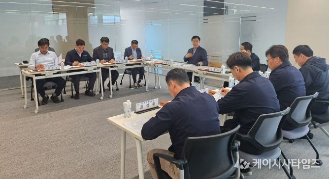 서산시시설관리공단 임직원들이 부패 요인의 선제적 관리를 위한 ISO 37001 도입 방안을 경청하고 있다