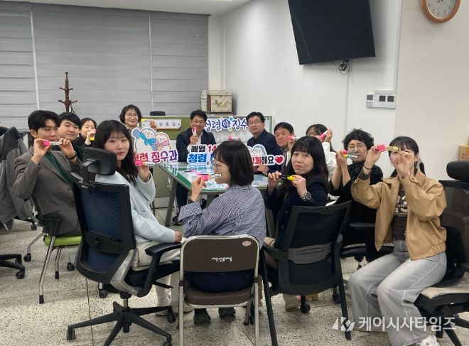 청렴형광펜을 들고 있는 징수과 직원